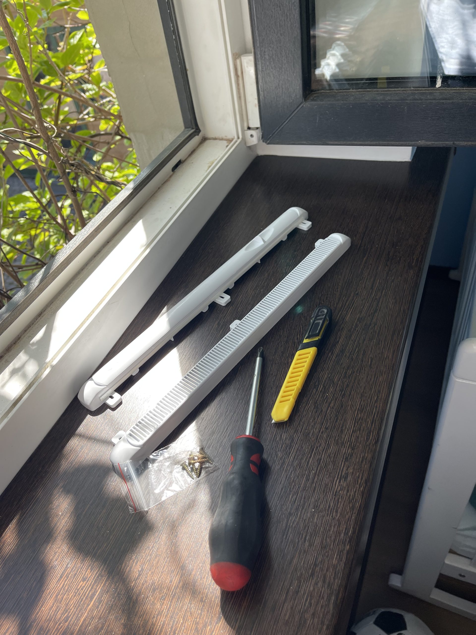 add Ventsys trickle vents system to your window frame open window, Fotoanleitung fur Entluftungsschlitze
